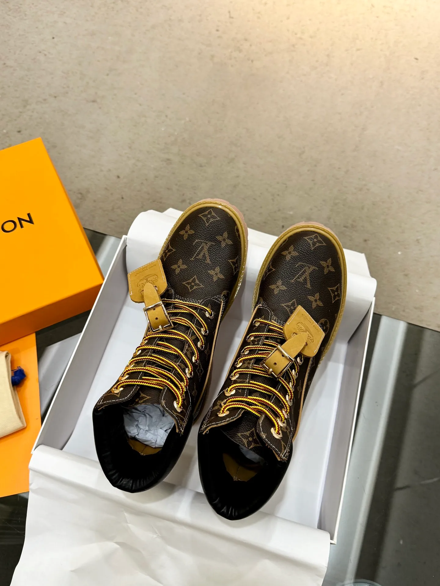 👟👟Ex-factory price 560👟👟 Men's size +20 Top version: 🏆Louis Vuitton x Timberland co-branded Via Instagram Lv ²⁰²4𝐬𝐬 Early autumn Timberland rhubarb boots worn by many stars 💯Multiple sets of outfits, autumn and winter limited edition👊 It is very difficult to buy at counters. This will be the first explosive version to detonate early autumn. It is worthy of having a unique fashion trend leading style. It is highly recommended to buy. Fabric: first layer nubuck leather. Lining: cowhide lining. Outsole: two-color rubber (sole thickness 5cm). Size: Female 35-41 (41 customized) Male 39-45 (45 customized)